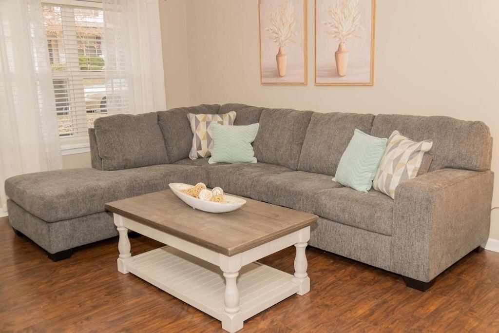 Beautiful Spacious 4 Bedroom House , Sleeps 8+ Raleigh Buitenkant foto