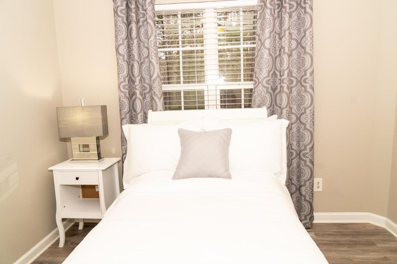 Beautiful Spacious 4 Bedroom House , Sleeps 8+ Raleigh Buitenkant foto